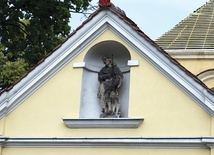 ▲	Figura świętego umieszczona jest w zachodniej bramie prowadzącej do kościoła pw. Nawiedzenia NMP w Żaganiu. 