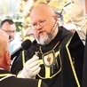 Generał zakonu Krzysztof Wąsowski wręczył nowym członkom różaniec.