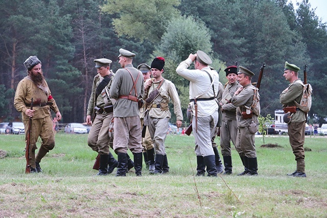 W tegorocznym przedstawieniu historycznym wzięło udział ok. 80 rekonstruktorów z różnych części Polski, m.in. z Warszawy, Kielc i Katowic.