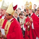 Abp Grzegorz Ryś, bp Piotr Greger i bp Clemens Pickel w oświęcimskim Karmelu.