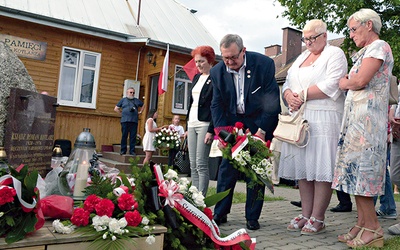 Wiązankę kwiatów przy kamieniu upamiętniającym kapłana składają  przedstawiciele Stowarzyszenia „Radomski Czerwiec ’76”.
