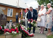 Wiązankę kwiatów przy kamieniu upamiętniającym kapłana składają  przedstawiciele Stowarzyszenia „Radomski Czerwiec ’76”.