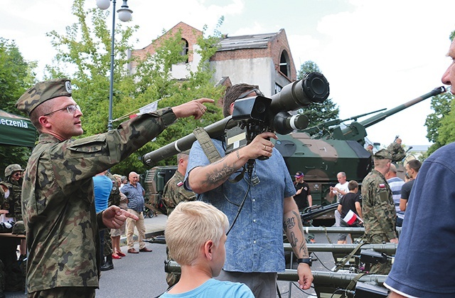 Wojskowi opowiadali o swojej pracy i sprzęcie,  którym się posługują.