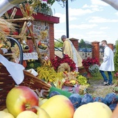 Obchody były również parafialnymi dożynkami,  podczas których dziękowano za tegoroczne plony pól i sadów.