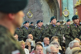 Wojsko w czasie Mszy św. w archikatedrze lubelskiej. 