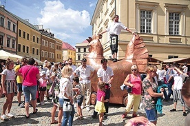 Tradycyjnie wydarzenie otworzył przejazd złotej kury.