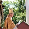 Arcybiskup głoszący kazanie w czasie odpustu.