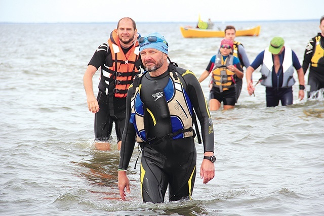 Pokonali ponad 10 km z Kuźnicy do Rewy... wpław.