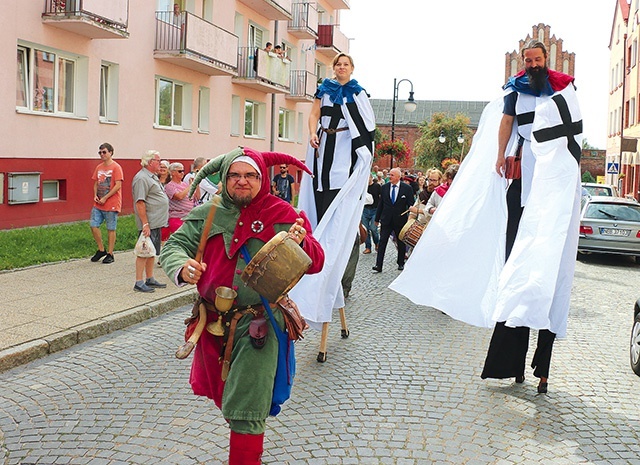 Tradycją pasłęckiej imprezy jest też pochód w strojach średniowiecznych ulicami miasta.