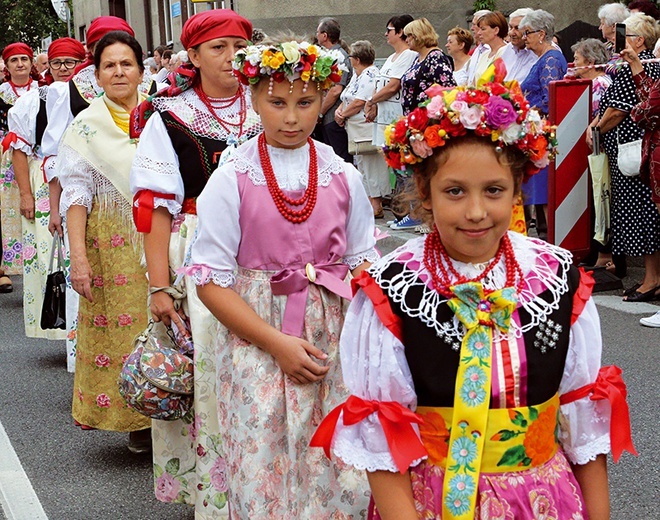 Pątniczki w śląskich strojach regionalnych. 
18.08.2019 Piekary Śląskie