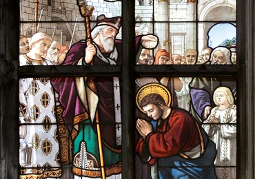 Św. Augustyn przyjmuje chrzest od św. Ambrożego. Witraż w katedrze w Mediolanie.