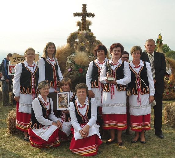 Gospodynie z Żerocina wiją wieńce o tradycyjnych kształtach.