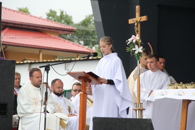 Msza św. i adoracja w Charsznicy (część B)