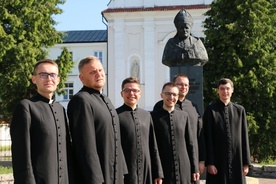 Tegoroczni neprezbiterzy rozpoczynają pracę na pierwszych placówkach duszpasterskich.