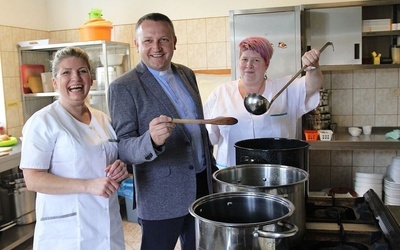 Inicjatorki "Chochli": Monika Dobija i Joanna Stefaniak oraz dyrektor bielsko-żywieckiej Caritas - ks. Robert Kurpios.