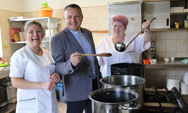 Inicjatorki "Chochli": Monika Dobija i Joanna Stefaniak oraz dyrektor bielsko-żywieckiej Caritas - ks. Robert Kurpios.