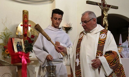 Ks. Piotr Schora SDS przewodniczył sierpniowemu nabożeństwiu ku czci św. Rity w Cygańskim Lesie.