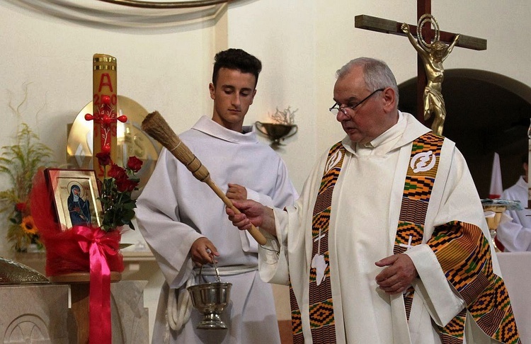 Ks. Piotr Schora SDS przewodniczył sierpniowemu nabożeństwiu ku czci św. Rity w Cygańskim Lesie.