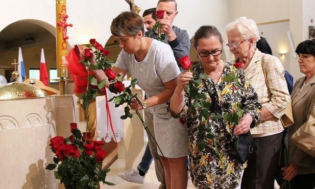 Jeden z parafian co miesiąc przynosi róże, które po nabożeństwie do św. Rity, ci, którzy nie mieli ich ze sobą mogą zabrać do domu.