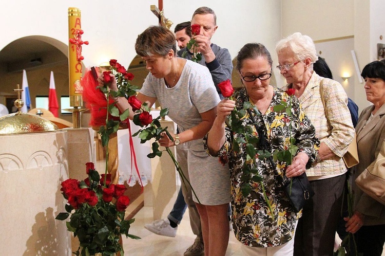 Jeden z parafian co miesiąc przynosi róże, które po nabożeństwie do św. Rity, ci, którzy nie mieli ich ze sobą mogą zabrać do domu.