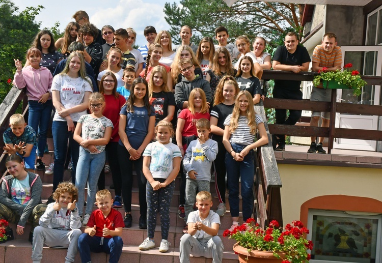 Szukają słońca. Młodzież o polskich korzeniach z Ukrainy na koloniach Caritas w Ostrowcu