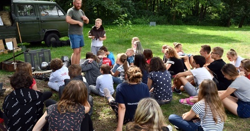 Szukają słońca. Młodzież o polskich korzeniach z Ukrainy na koloniach Caritas w Ostrowcu