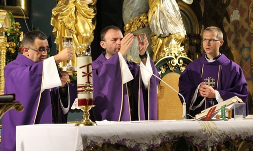 Księża (od lewej): Grzegorz Gruszecki, Tomasz Wala i Przemysław Gorzołka idą w tym roku wśród uczestników Pieszej Pielgrzymki Żywieckej na Jasną Górę.