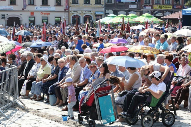 Jubileuszowa Msza św. na rynku w Myślenicach