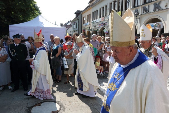 Jubileuszowa Msza św. na rynku w Myślenicach