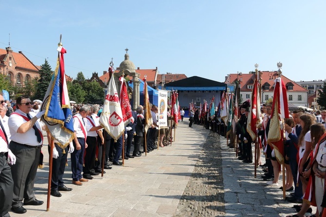 Jubileuszowa Msza św. na rynku w Myślenicach