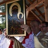 Bp Salaterski otrzymał ikonę Matki Bożej w podziękowaniu za posługę pielgrzymkowego rekolekcjonisty.
