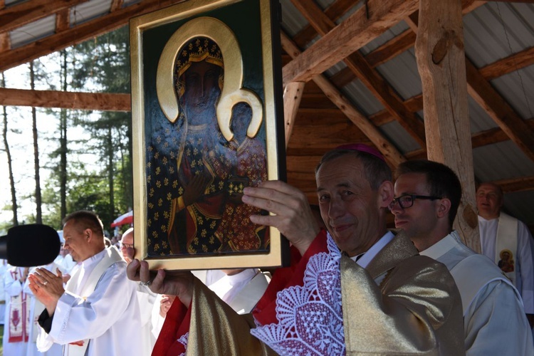 Bp Salaterski otrzymał ikonę Matki Bożej w podziękowaniu za posługę pielgrzymkowego rekolekcjonisty.