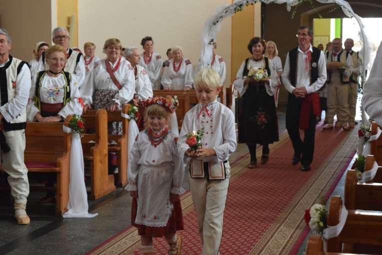 Procesja z darami podczas Mszy inaugurującej festiwal.