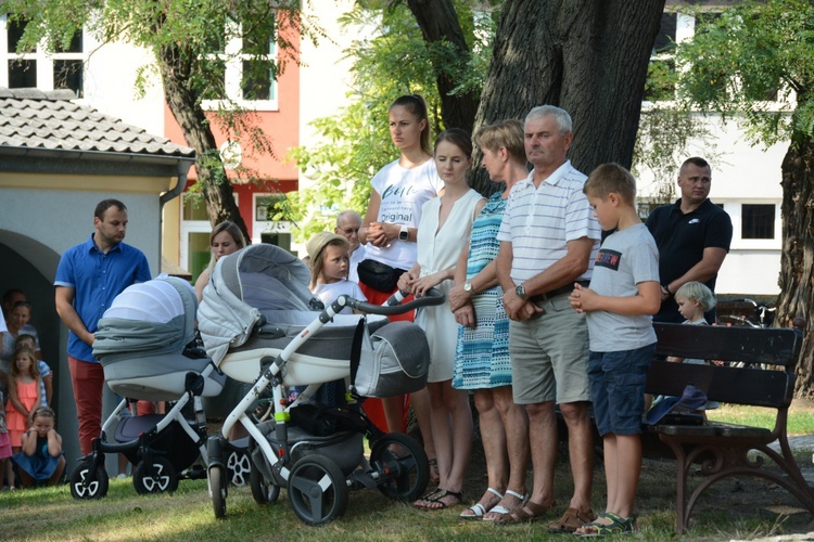 Dzieci u św. Rocha w Dobrzeniu Wielkim