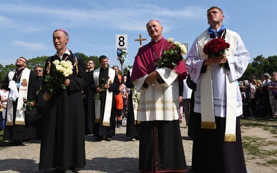 Jako pierwsza wchodziła na Jasną Górę grupa 8 "Św. Stanisław". Razem z nią szli na czele bp Andrzej Jeż i bp Stanisław Salaterski - pielgrzymkowy kaznodzieja. 