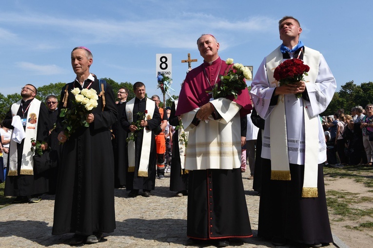 Jako pierwsza wchodziła na Jasną Górę grupa 8 "Św. Stanisław". Razem z nią szli na czele bp Andrzej Jeż i bp Stanisław Salaterski - pielgrzymkowy kaznodzieja. 