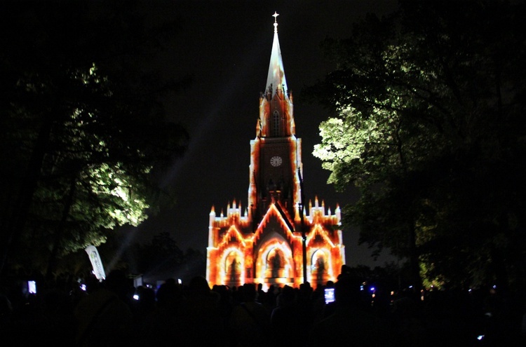 Mapping na kościele kalwaryjskim w Piekarach