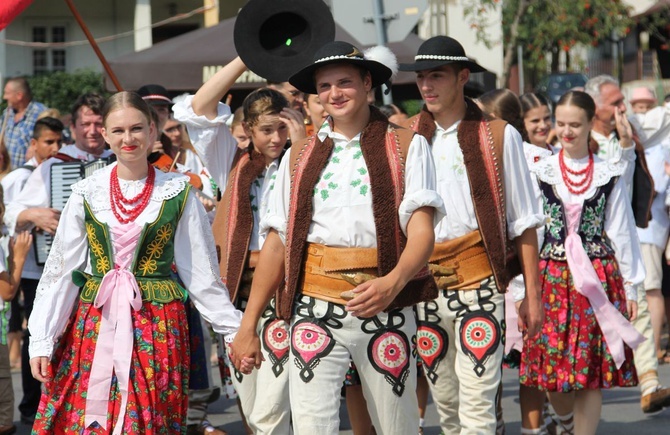 30. Jubileuszowe Dożynki Ekumeniczne w Brennej 2019 - korowód