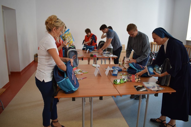 Szkolne plecaki już spakowane