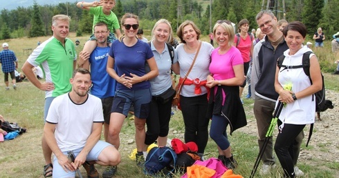 Na szczyty wielu wspinało się w gronie przyjaciół z grup, wspólnot i stowarzyszeń - na zdjęciu ogólnopolska reprezentacja "Sycharu" na Błatniej.