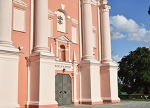 Na frontonie już pojawiły się mosiężne zdobienia odnoszące się do nadanego tytułu.