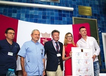 Rodzice dostali  od dyrekcji lecznicy pamiątkowe, oprawione w ramkę śpioszki, przypominające, ile każde z dzieci mierzyło i ważyło w dniu porodu.