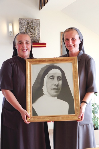 Siostry Maria i Miriam z portretem założycielki.