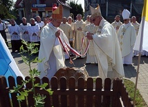 Kamień ustawiony przy dębie „Ludwik”, który będzie żywą pamiątką obchodów, odsłonili biskupi Henryk Tomasik (z lewej) i Artur Miziński.