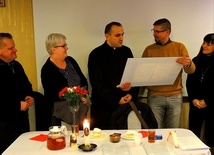 Od lewej - prowadzący spotkania Dialogu Małżeńskiego: Anita i Krzysztof Tyrybonowie, ks. Jacek Moskal oraz wspierający ich Katarzyna i Alfred Gibasowie.