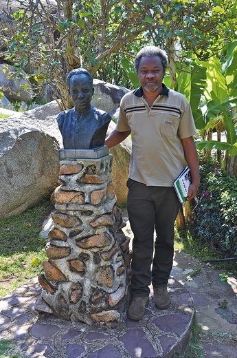 Madaraka Nyerere przy popiersiu upamiętniającym jego ojca, pierwszego prezydenta Tanzanii