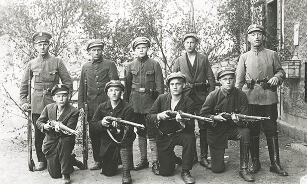Powstańcy walczyli głównie w ubraniach cywilnych z pewnymi elementami mundurów wojskowych, ale często z polskimi orzełkami