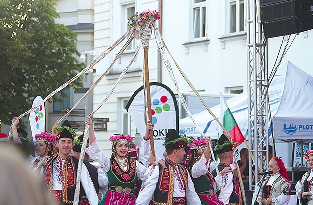Podczas występu zespołu z Bułgarii obok typowych tańców korowodowych, tzw. choro, można było zobaczyć tańce związane z obrzędami i zwyczajami.