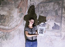 Urszula Gulbińska-Konopa pokazuje pierwowzór dla malowideł z Lublina.