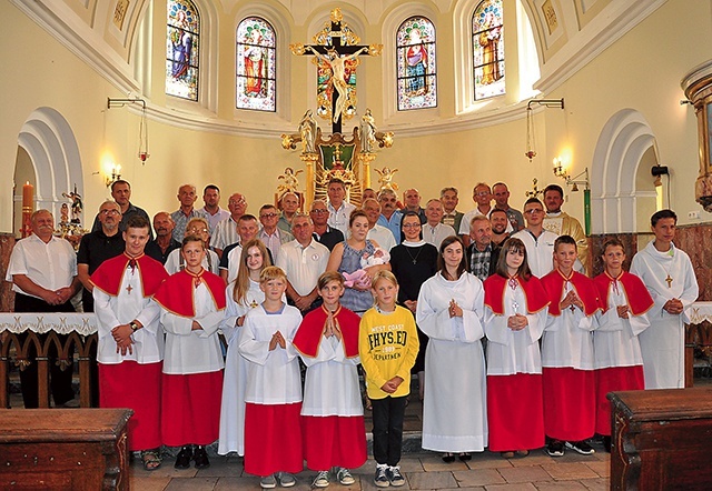 Po Mszy św. zrobiono wspólne pamiątkowe zdjęcie.